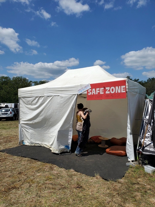 collectifPCP's tweet image. MERCi à nos amis de T+ et aux autres assos #RDR. En #FreeParty ils assurent le travail essentiel de °réduction des risques°, apportant la preuve -s’il en fallait- que ce qui est iNDiSPENSABLE n’est pas la répression, mais la #prévention et l’#information.
#Teknival #stupéfiants