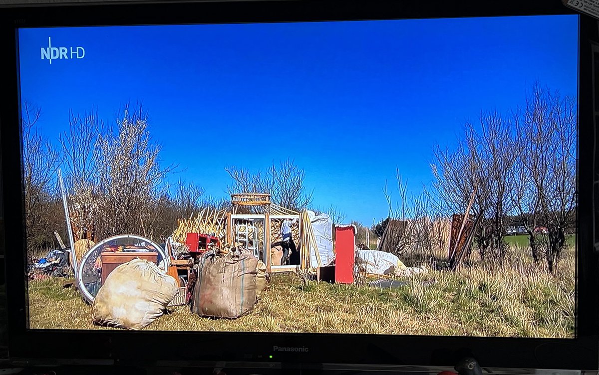 Disfosgen's tweet photo. Die neueste Wohnform! „…nachhaltig…“ #ndr 🤦‍♀️ https://t.co/fsd9ODM05p