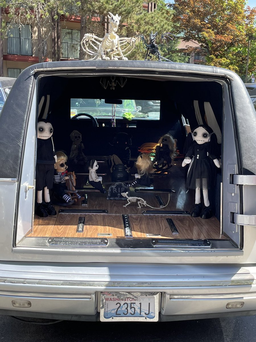 wiccaburr's tweet image. A few frightfully good sights as these hearses get decorative. #crypt23 #crypticonseattle2023