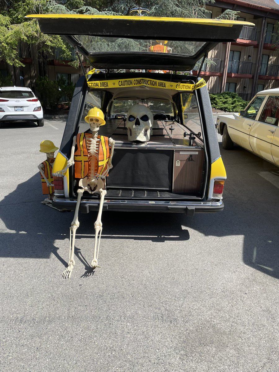 wiccaburr's tweet image. A few frightfully good sights as these hearses get decorative. #crypt23 #crypticonseattle2023