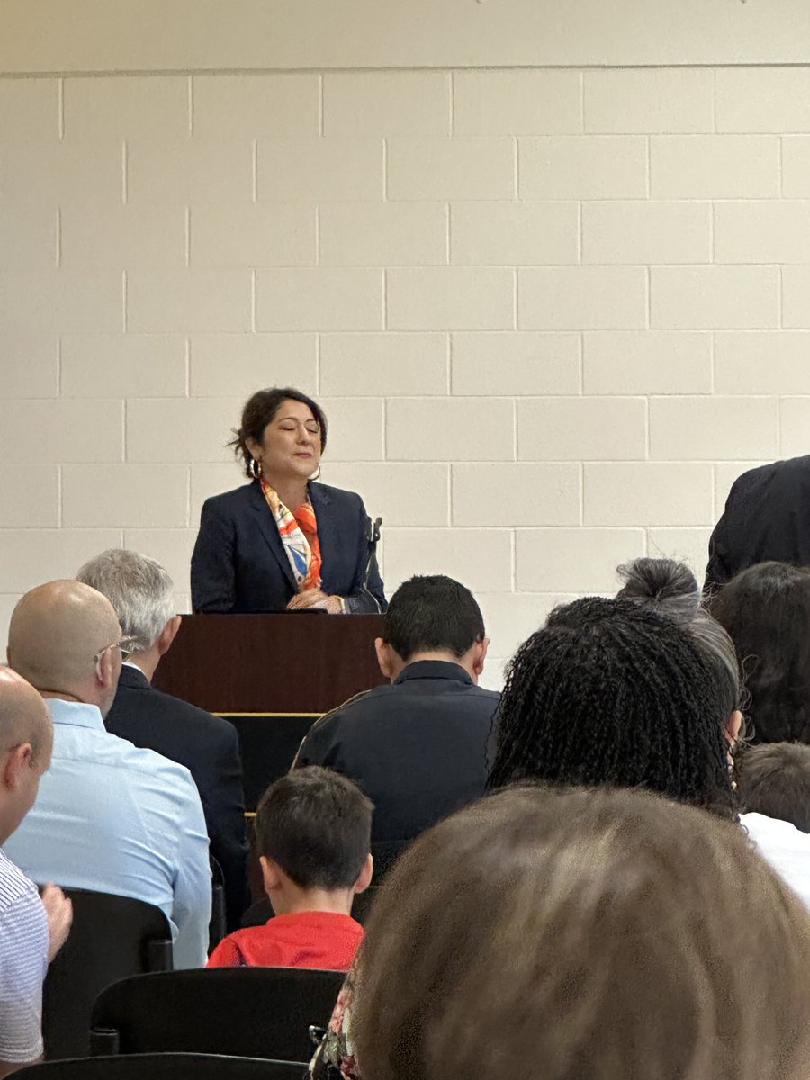 LeadershipHoust's tweet photo. Class XLI's project, The Leading Leopard Market, was officially revealed yesterday at Yolanda Black Navarro Middle School! @HoustonISD #LH41 #LeadershipHouston https://t.co/k2HzuS0Ny6