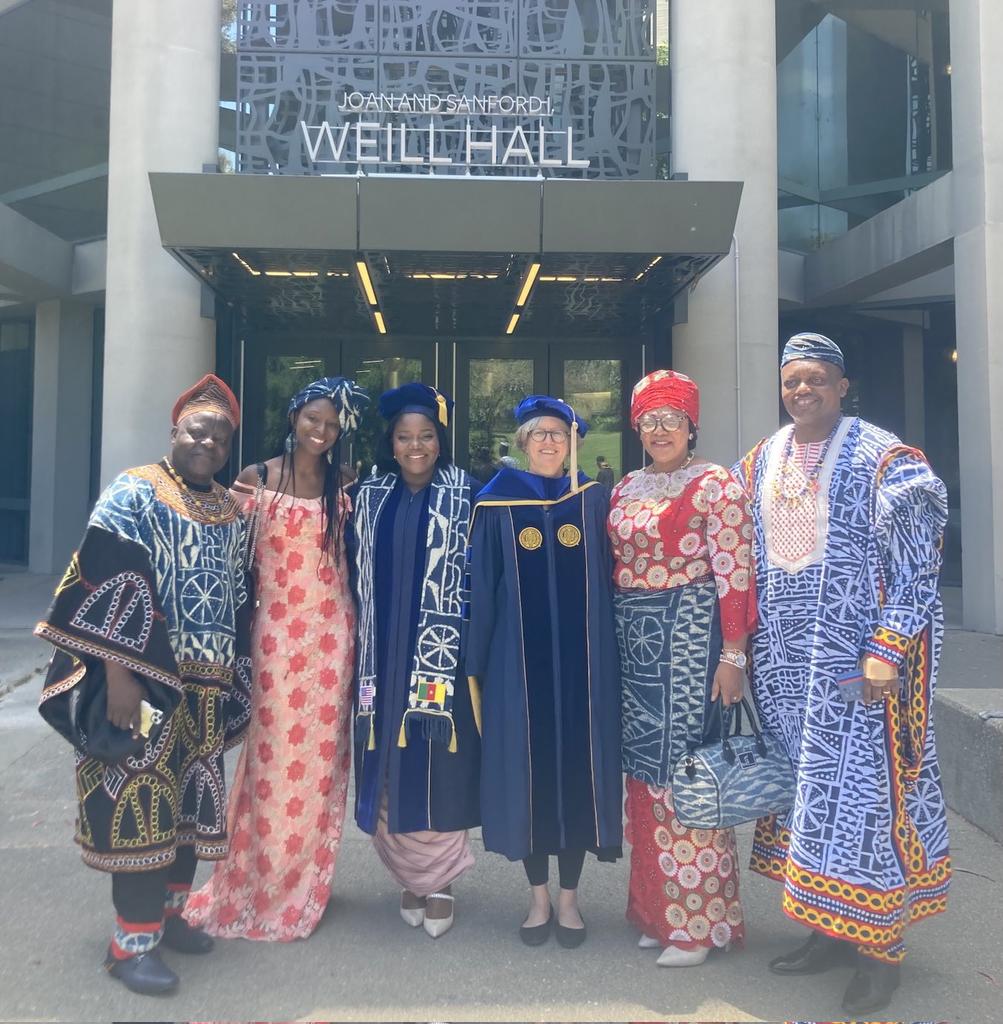 Félicitations à Dr Christiane Voufo - la toute première femme noire à obtenir un PhD « The Helen Wills Neuroscience Institute at UC Berkeley » en Californie. 

#Cameroon 🇨🇲
© : <a href="/CVoufo/">Christiane W. Voufo</a> <a href="/UCBerkeleyNeuro/">Berkeley Neuroscience</a> <a href="/FellerMarla/">Dr. Marla Feller</a> <a href="/berkeleyMCB/">UC Berkeley MCB</a> <a href="/TCHIEGA_MBENGUE/">TCHIEGA EKE' MBENGUE</a>