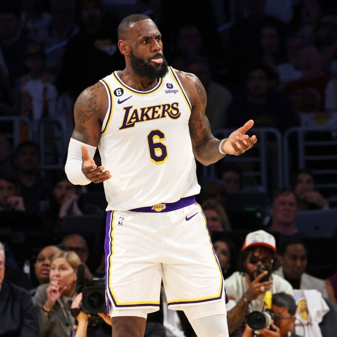 LeBron James nessa série vs Nuggets: 

23.7 PPG
9.3 RPG
10.3 APG
1.3 SPG
1.0 BPG
48% FG | 16% 3PT | 73% FT

LeBron está quase tendo médias de triplo duplo numa final de conferência aos 38 anos. Isso é bizarro, e ninguém tá falando sobre.