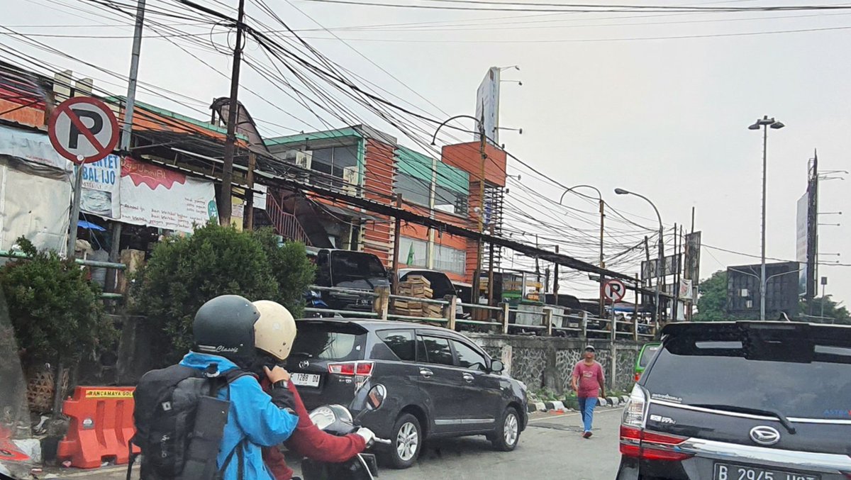 faradisu's tweet photo. Apalah arti tanda dilarang parkir...lokasi tsb sebagai akses ke kiri yg langsung ke arah sukabumi dari gadog tapi jadi tersendat karena hal tsb. Mestinya kita mawas diri dan petugas juga rajin menindak. @PolresBogor,@PolresBogor_ #demiindonesialebihbaik #disiplinituperlu https://t.co/X6jYpFEHVn