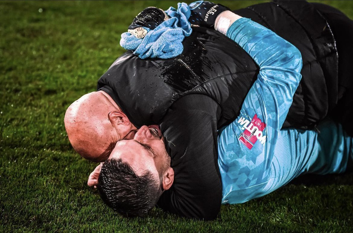 rwdm_brussels's tweet photo. Thierry et The wall s’étaient fixés deux objectifs cette saison:
10 clean sheets 🙅🏽‍♂️
Devenir champion 🏆
Objectifs amplement atteints 👏🏽 https://t.co/M7KJ9PoX1h