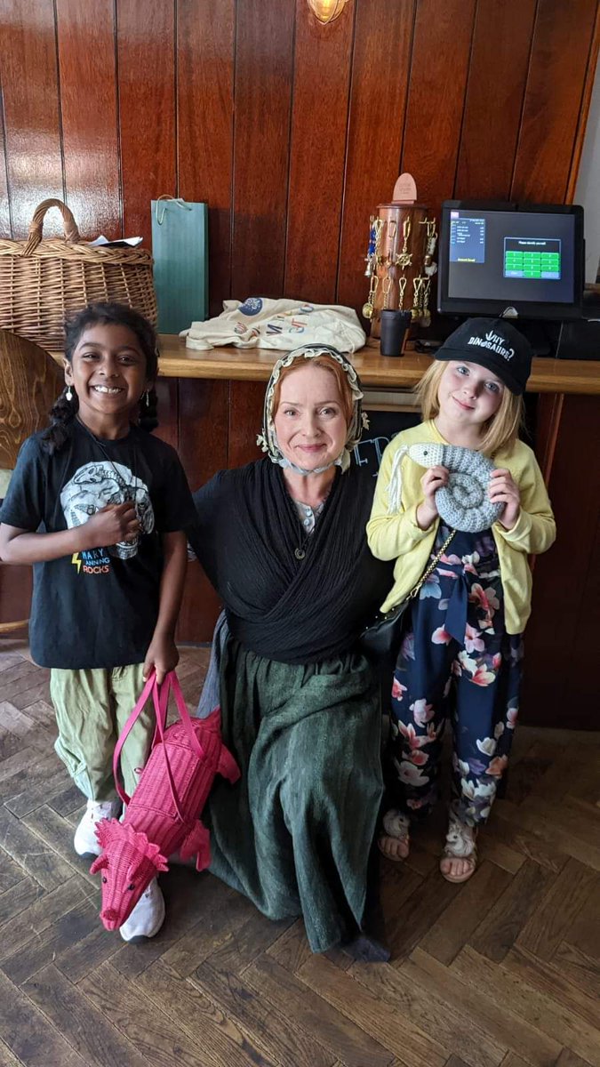 ❤️ Happy Birthday Mary Anning ❤️
@raisingapalaeo1 can you believe our girls met for the first time 1 year ago today!! 
#MaryAnning @lizziehopley #fossilhunter #lymeregis @MaryAnningRocks