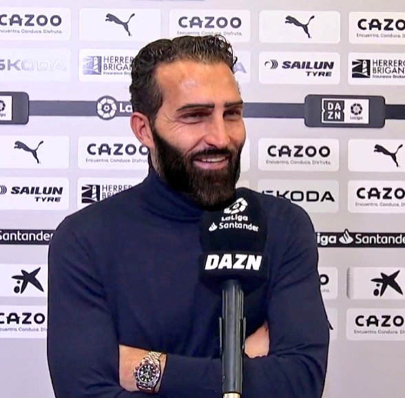 Don Rubén "Pipo" Baraja:

30 años con el mismo peinado

Gana 1-0 ante el Madrid con Cömert y Cenk de centrales 

¿Lim no ficha? Juega con canteranos con nombres por defecto del FIFA 

Desquicia a Vinicius

Salva al Valencia del descenso 

🎼 𝕯𝖎𝖗𝖊𝖈𝖙𝖔𝖗 𝖉𝖊 𝖔𝖗𝖖𝖚𝖊𝖘𝖙𝖆