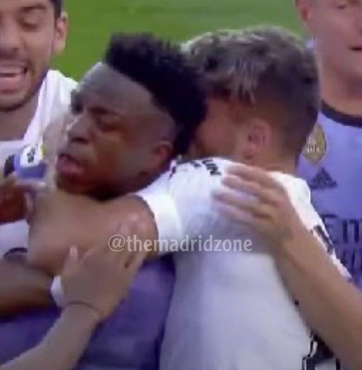 ESTO NO LO HA MIRADO EL VAR? JAJDJAJSJAJAJ