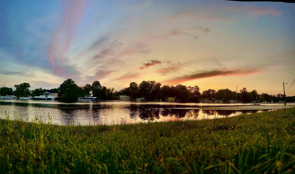 MonroeWMonroe's tweet photo. Sunsets on the Ouachita River...🧡 

📸: @catladyrea #DiscoverMWM https://t.co/gm0vk03MA0