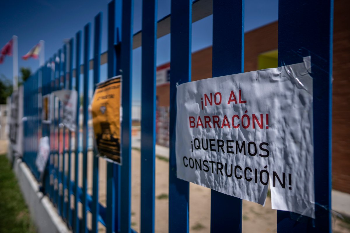 OlmoCalvo's tweet photo. Los padres denuncian la construcción por fases de un colegio público en Fuenlabrada: “Hay un abandono total”
✍️🏽 @miriamfd28 
📷 Olmo Calvo 
https://t.co/lJMvJzpq1s https://t.co/nfnILlw5o3