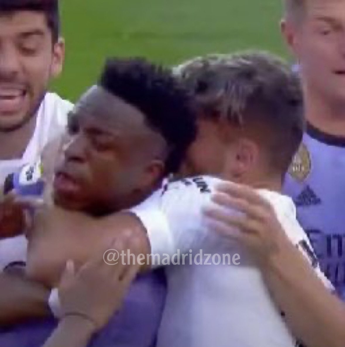 trunksRM7's tweet photo. Le ahorcan
Le gritan Mono
Le gritan Muerete
Le funden a patadas

Pero el villano es el, lo peor de todo ? El silencio del club.. No protege a su jugador. El madrid calla y traga.. Acabara muy mal. https://t.co/0FJ9duwB4I