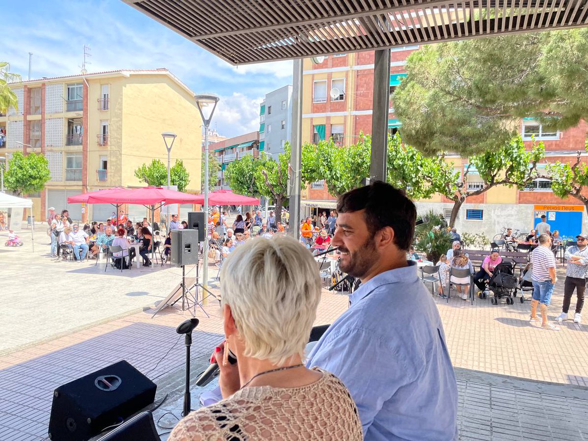 JuntsSPRibesViA's tweet image. Gràcies! Avui a l&apos;acte central de campanya de Junts-Via, acompanyats de Sienteelritmo i Somorrostro a #LesRoquetes ! 

Hem omplert la Plaça Llobregat de ball, música, il·usió i projecte per un poble que volem viu i vibrant!

Junts fem via, un govern per tu!

#LesRoquetes
#SPRibes