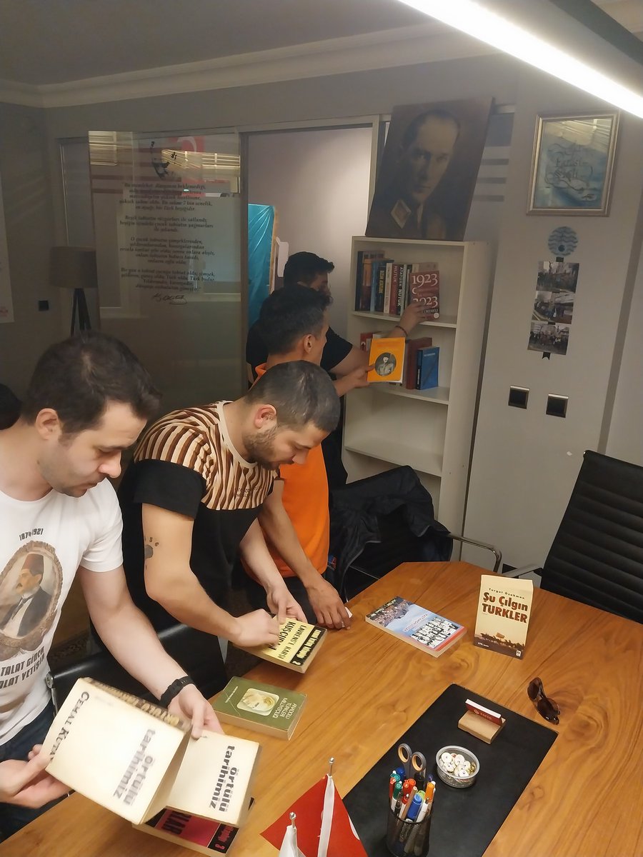 ZPSisli's tweet photo. #ZaferPartisiŞişli ilçe başkanlığı kitapliğini düzenliyor. 
Her bir kitap 
Büyük taaruzda sıkılan mermi https://t.co/5oxRfWdfZU