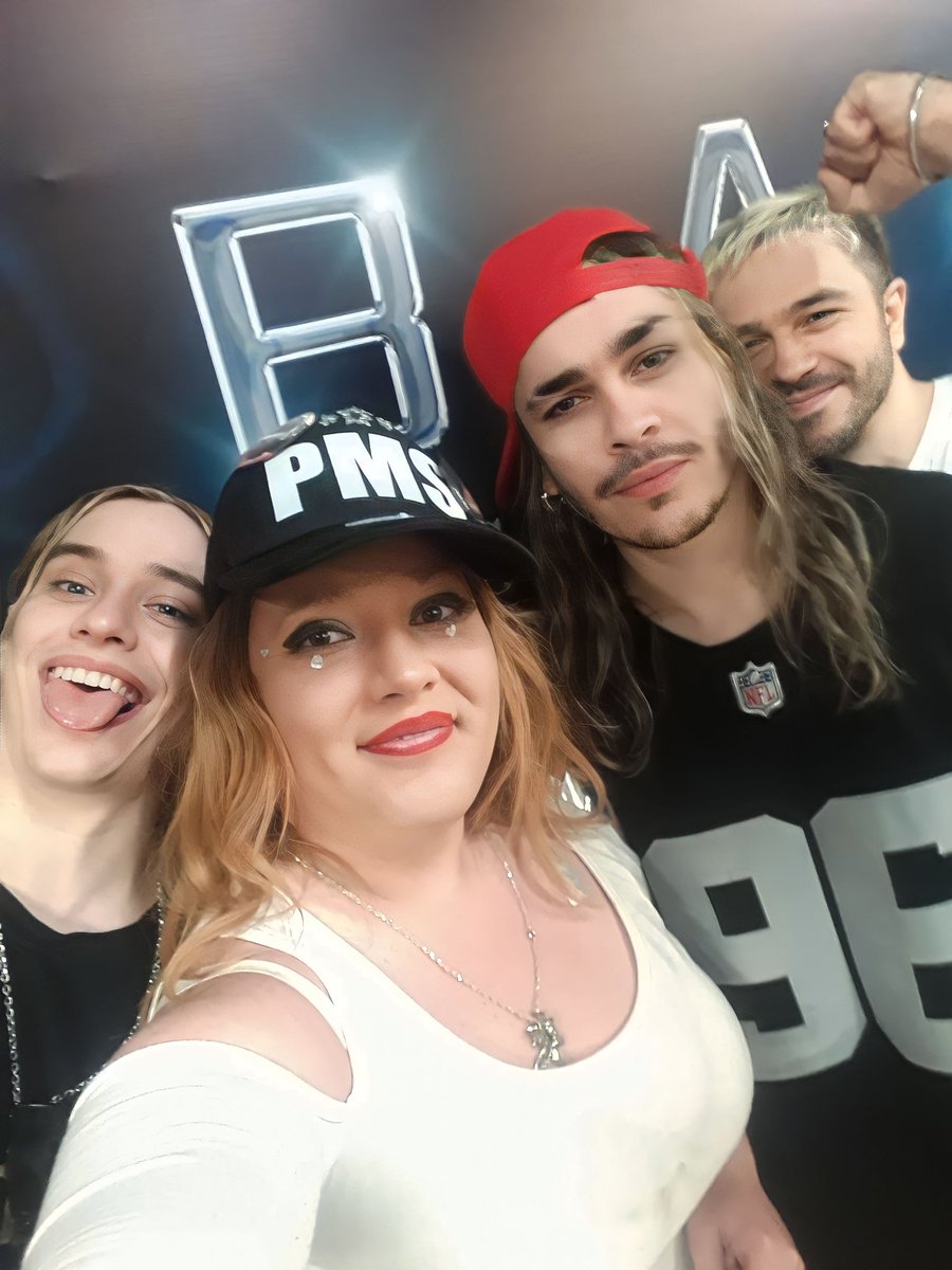 andy_procopio's tweet photo. El placer de poder conocerlo fue lo mejor que me paso venia apagandome pero esto fue salvador.
Me hubiera encantado interactuar 
El remate cuando me vio pato la chica de la gorra jajajajaja
Meet and great 
Lo q me quede pensando @AIRBAGoficial que significa el 69? https://t.co/8lNbL42NIh