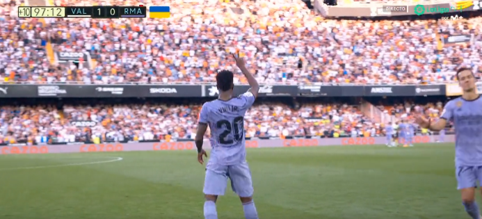_Futbolero_'s tweet photo. Vinicius haciendo el gesto de "a segunda" en Mestalla. Esos son los valores que le han enseñado en el Real Madrid. https://t.co/jfO7cJWmjE