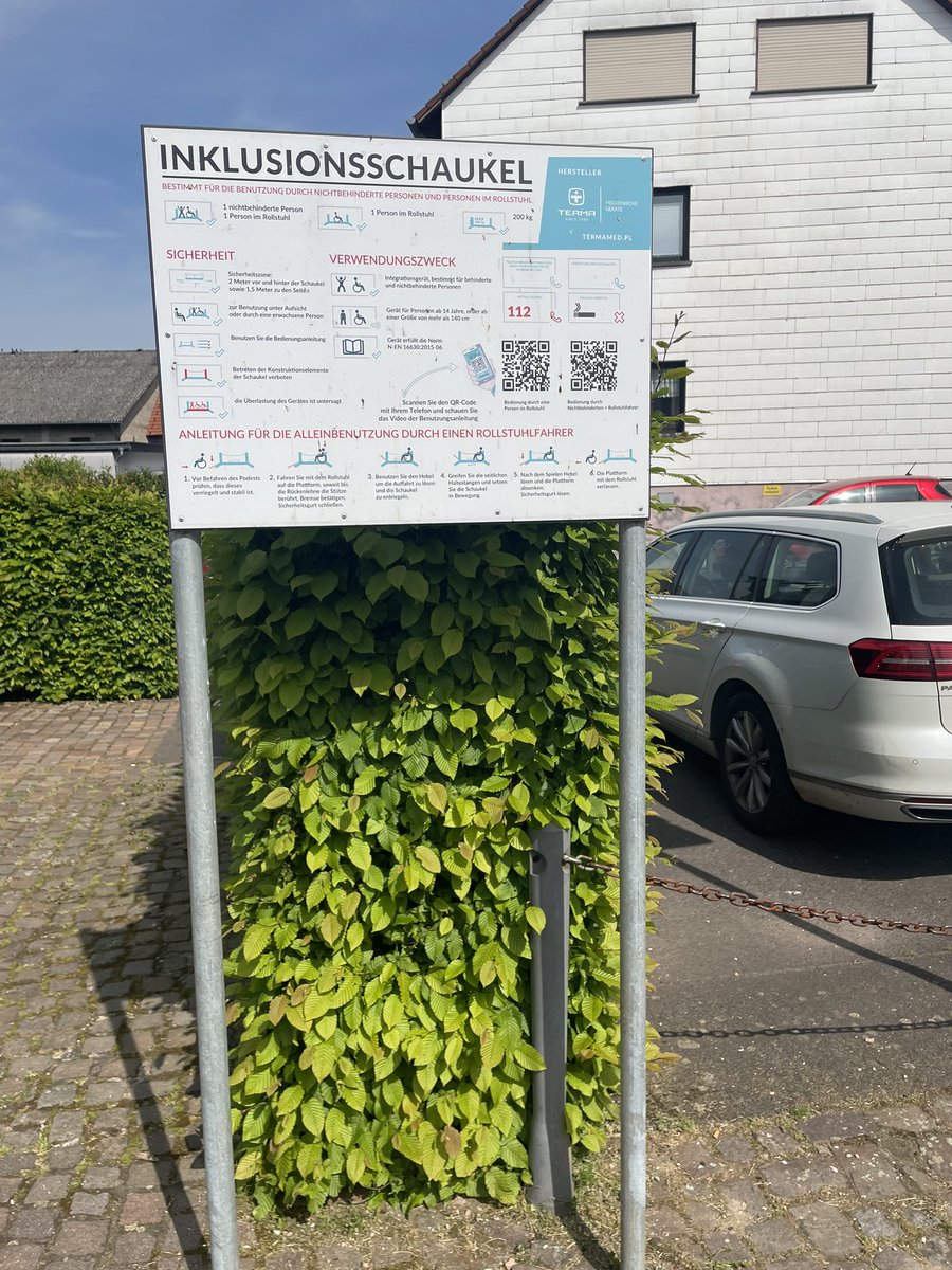 Schon toll wenn man eine #inklusionsschaukel aufstellt und das Schild mit den Erläuterungen zur Nutzung auf Augenhöhe einer stehenden Person anbringt #facepalm