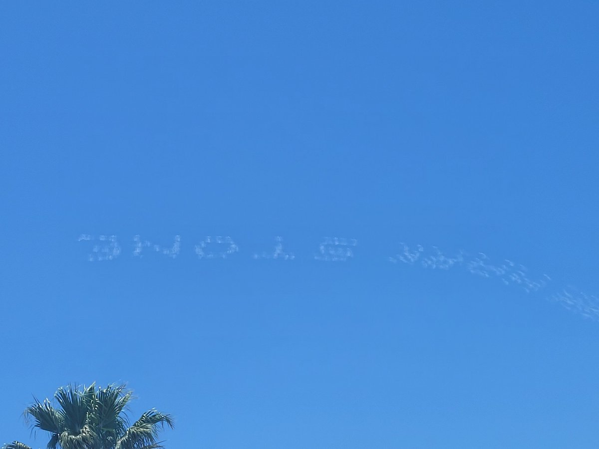 PointerCandy's tweet image. At 1st I thought I was seeing UFOs. It took me a few to make out that they were airplanes. Then some additional moments to figure out they were writing words. What an elaborate marriage proposal!