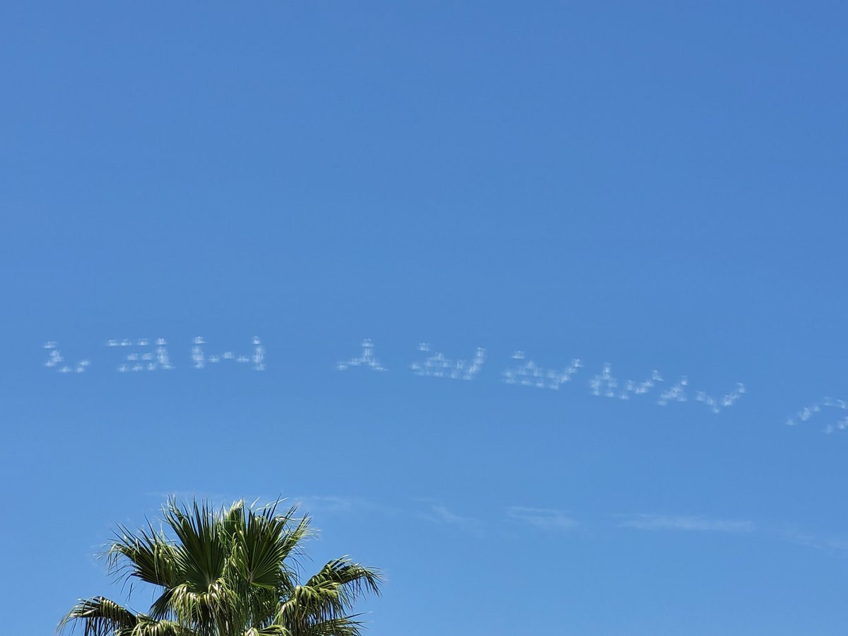PointerCandy's tweet image. At 1st I thought I was seeing UFOs. It took me a few to make out that they were airplanes. Then some additional moments to figure out they were writing words. What an elaborate marriage proposal!