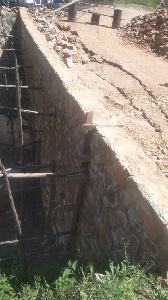 jubasuc1's tweet photo. Ikiraro kiriko kirubakwa na @ARB kw'ibarabar #Astrida
uvuye ku #bumwe nko kuri 2km, urenganye Ecofo Saint Louis de Gonzague camaze kwata #imigaga kitaranahera. Abenegihugu b'i #Sororezo bakavuga ko ari agahombo ku gihugu https://t.co/xKtDTz5h53