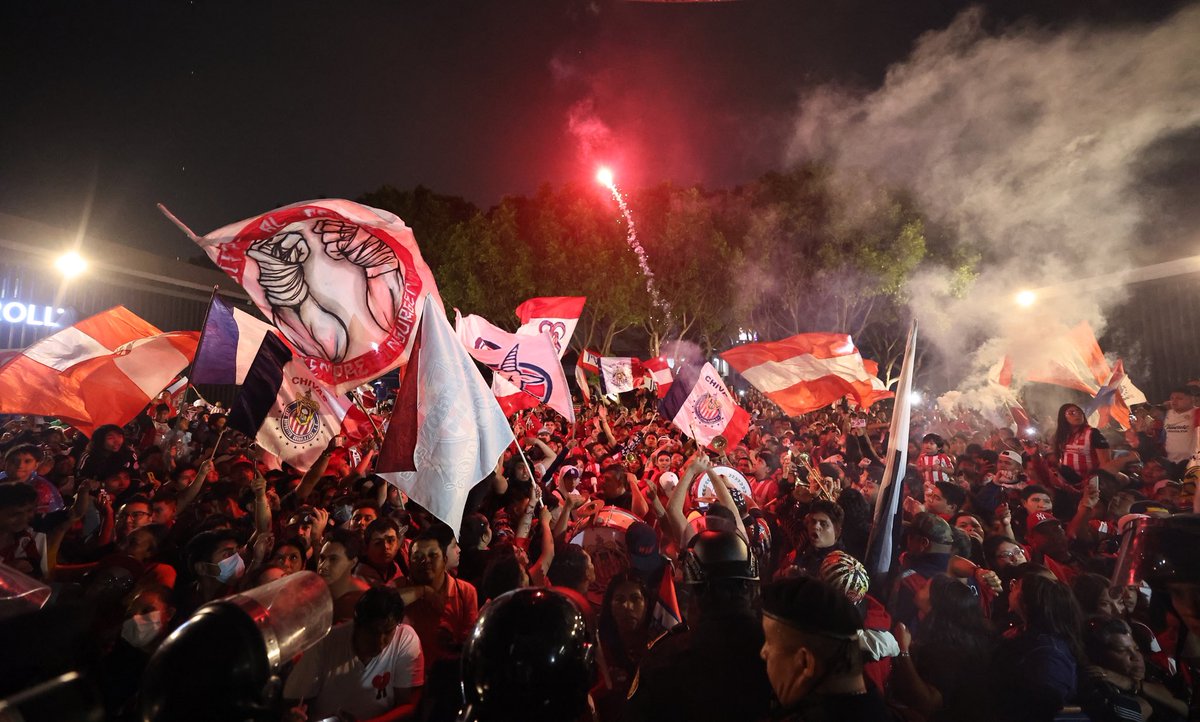 🚨 CHIVAHERMANOS DE LA #CAPITALROJIBLANCA… TENGO 10 PASES DOBLES PARA #ELCLÁSICODEMÉXICO! 🎟️

🤩 Para participar:

‣ Da RT. 🔁
‣ Dime por qué tu amor por Chivas es único. ❤️

¡MUCHA SUERTE A TODOS! 🍀