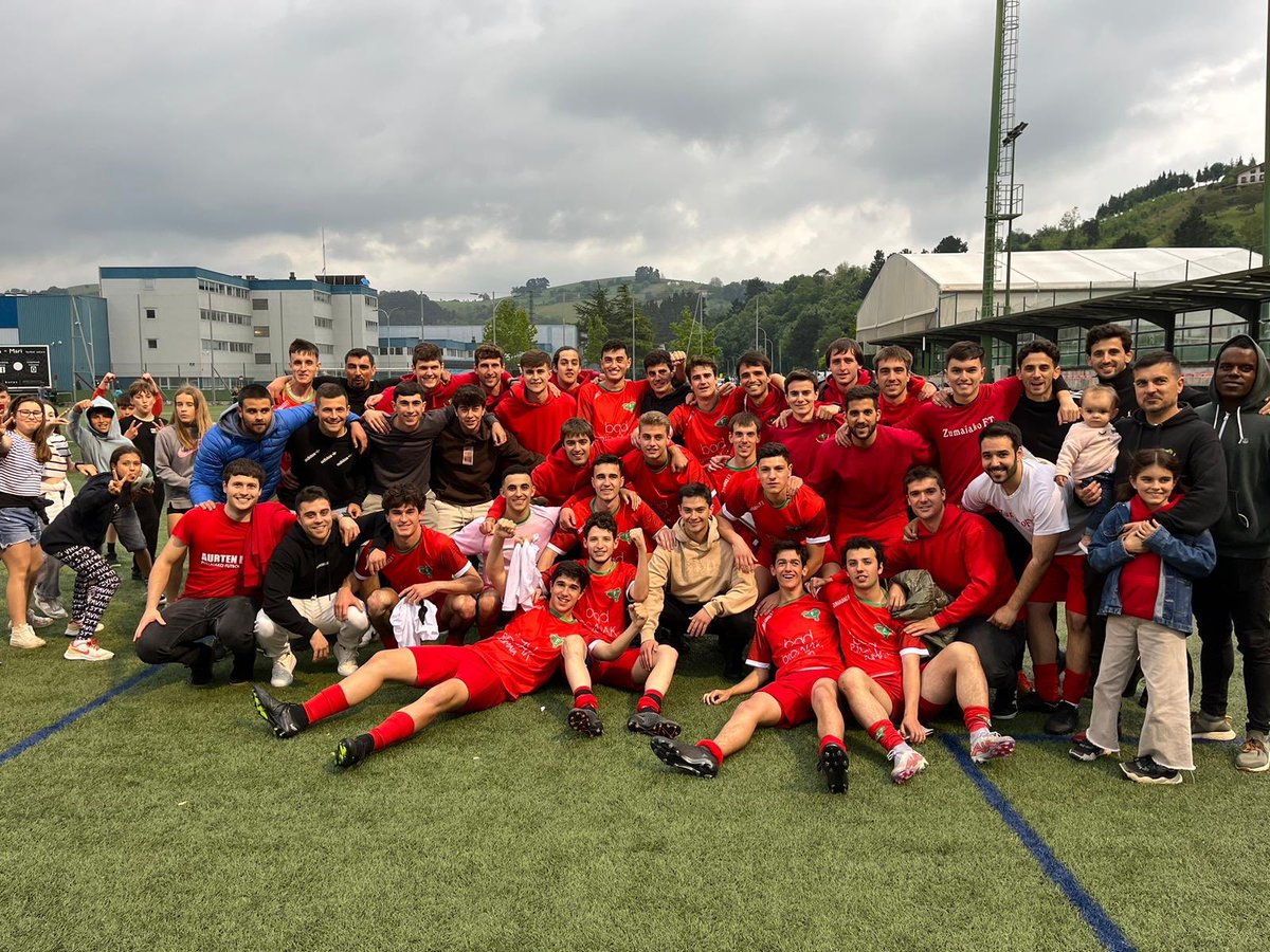 enekoarro's tweet photo. Babestu ditzagun gure herriko taldeak!Bete ditzagun zelai eta pabeloiak!
 A ze altxorrak ditugun! A ze gozamena sorrarazten diguten!
Zorionak @ZumaiakoFT eta @BergaraKE !!!❤️💙 https://t.co/o5tWaDdF7H