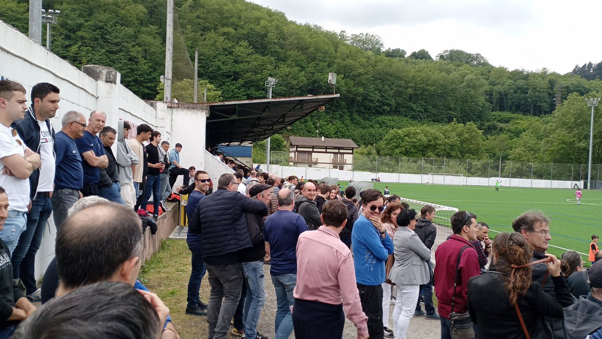 enekoarro's tweet photo. Babestu ditzagun gure herriko taldeak!Bete ditzagun zelai eta pabeloiak!
 A ze altxorrak ditugun! A ze gozamena sorrarazten diguten!
Zorionak @ZumaiakoFT eta @BergaraKE !!!❤️💙 https://t.co/o5tWaDdF7H