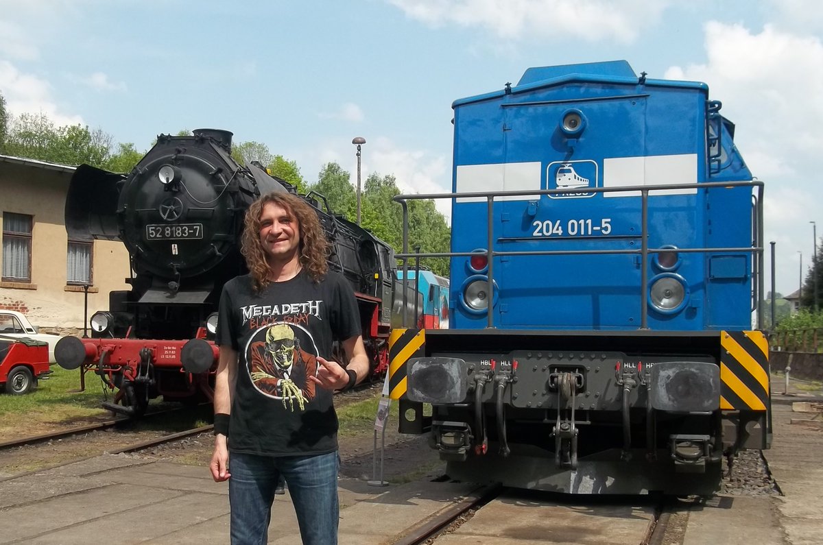 ThomasBartels83's tweet photo. Gruuuuuuß von den "29. Schwarzenberger Eisenbahntagen" 🚂 😊🤘 📸✨ Hinter mir die 52 8183-7 und 204 011-5 welche einst am 30.12.1996 den letzten Zug von Schlettau nach Crottendorf bespannte, wo auch ich mit vor Ort war! #MetalThom #Megadeth #Megadethfan #ThomasBartels https://t.co/nmhx7ONRcm