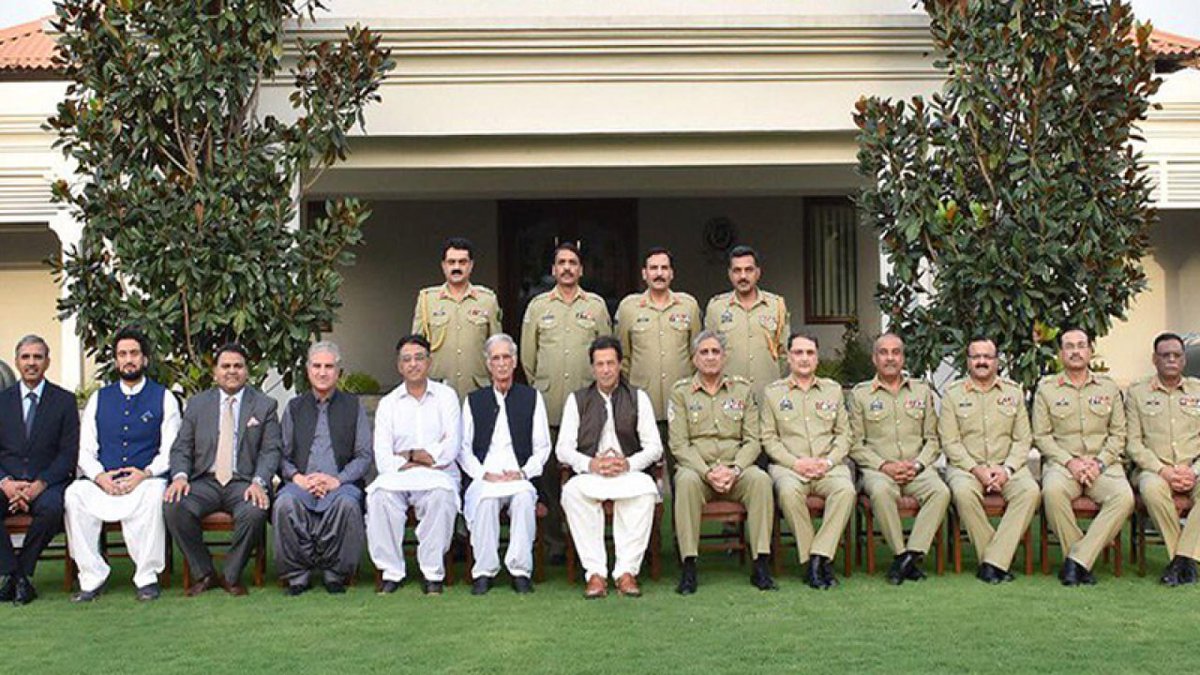 RaheeqAbbasi's tweet photo. اپنی ہی آرمی کے خلاف لڑ کر آپ کیسے جیت سکتے ہیں۔ اگر آپ جیتیں گے تو ملک ہار جائے گا۔ 
پاکستان کو ایک مضبوط فوج کی ضرورت ہے۔
 سابق وزیر اعظم پاکستان عمران خان کا سی این این پر واضح موقف۔۔ https://t.co/B7oRxZ5ShU