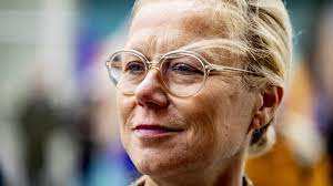 Mark Rutte <a href="/markrutte/">Mark Rutte</a> van de VVD en Sigrid Kaag <a href="/SigridKaag/">Sigrid Kaag</a> van D66! Ik kom er vandaag achter dat jullie de VISSERS bewust kapot willen maken om plaats te maken voor IDIOTE WINDMOLENPARKEN! Jullie zijn nog vele malen SLECHTER als ik al dacht! Iets met PEK en VEREN is het beste!