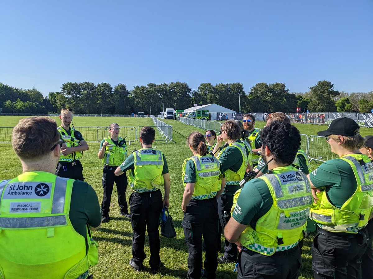 SJALondonMRT's tweet image. Our team was out on the @HackneyMoves #HackneyHalf finish line today! 

A pleasure working with @enhanced_c_s and other @stjohnambulance #volunteer teams to provide quality care to unwell runners! 

Here they are listening to a briefing from Bronze officer Fiona.