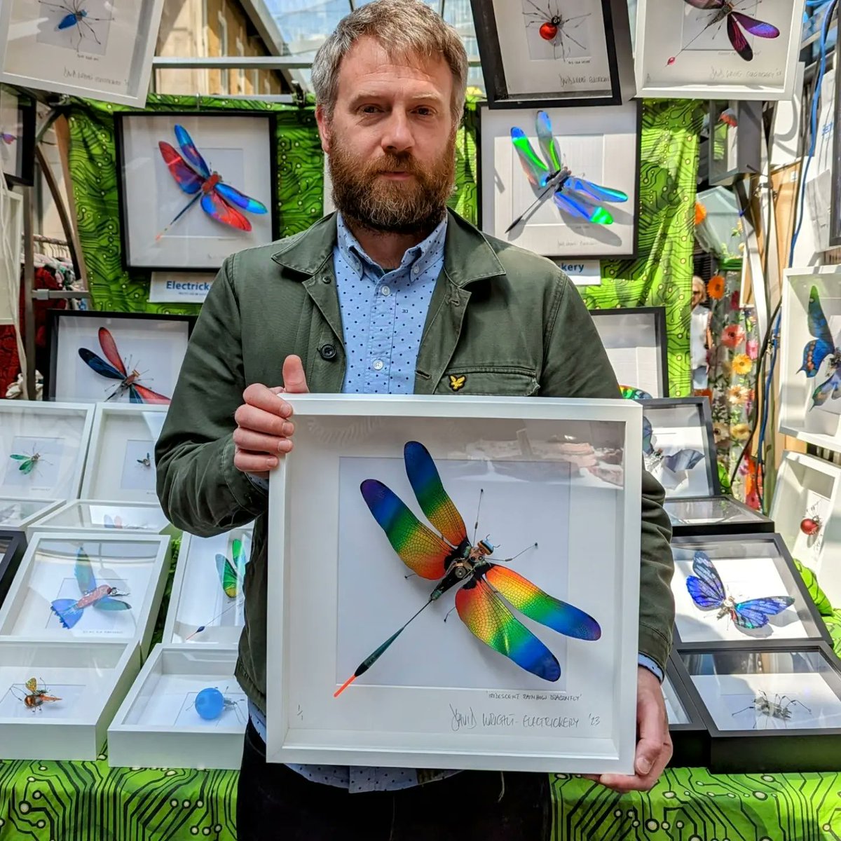 electrickeryart's tweet photo. These cool #Techsidermy #bugs are flying off to new homes.
Available online at https://t.co/WzSRmApf2l and at @spitalfieldse1 market every weekend.
#Electrickery by David Wright.
#recycled #dragonfly #butterfly #spitalfieldsmarket #spitalfields #techie #robot #art #environment https://t.co/jC3O0WcM4k