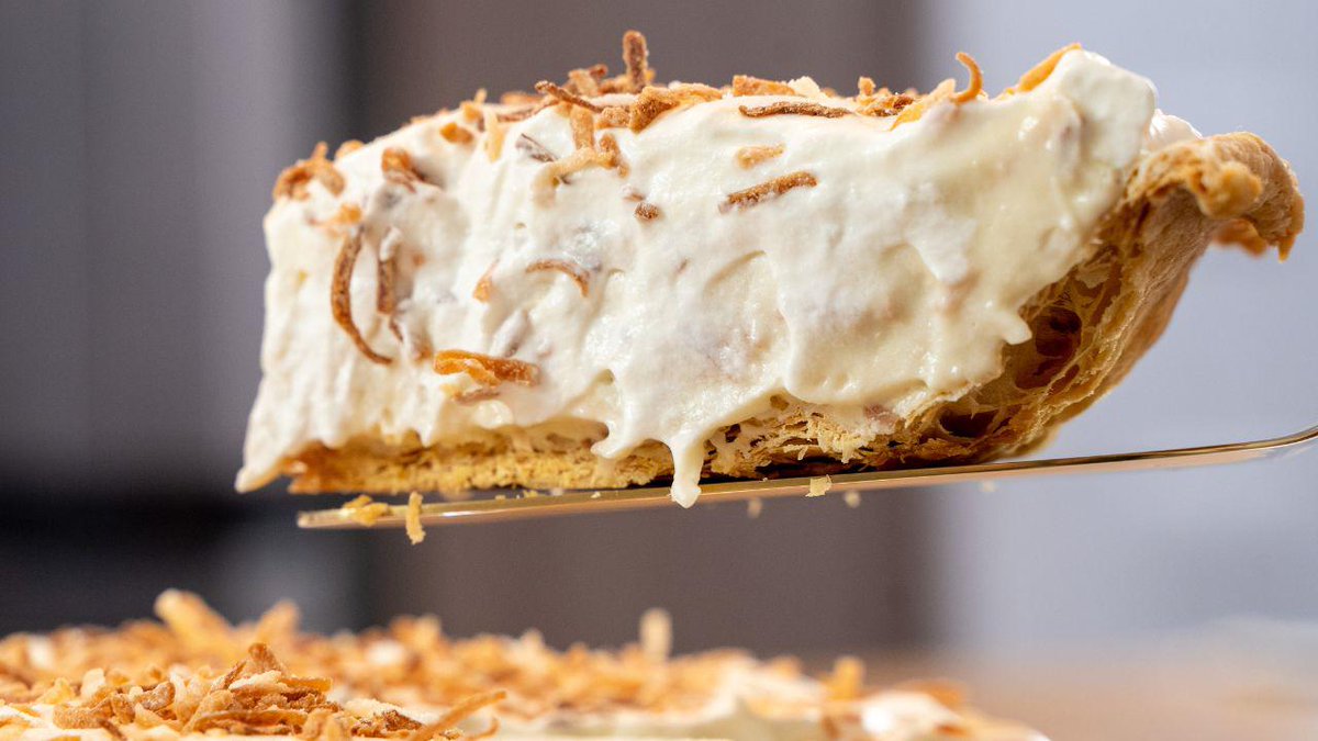 redditFoodPorn's tweet photo. Coconut Cream Pie. From u/whipped-desserts https://t.co/0u6qFxiEZU