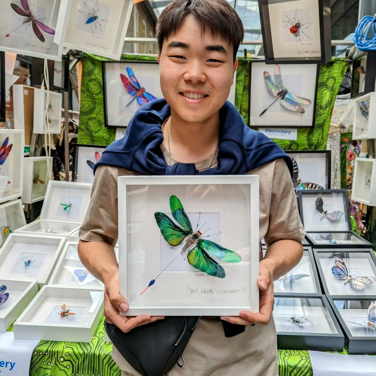 electrickeryart's tweet photo. These cool #Techsidermy #bugs are flying off to new homes.
Available online at https://t.co/WzSRmApf2l and at @spitalfieldse1 market every weekend.
#Electrickery by David Wright.
#recycled #dragonfly #butterfly #spitalfieldsmarket #spitalfields #techie #robot #art #environment https://t.co/jC3O0WcM4k