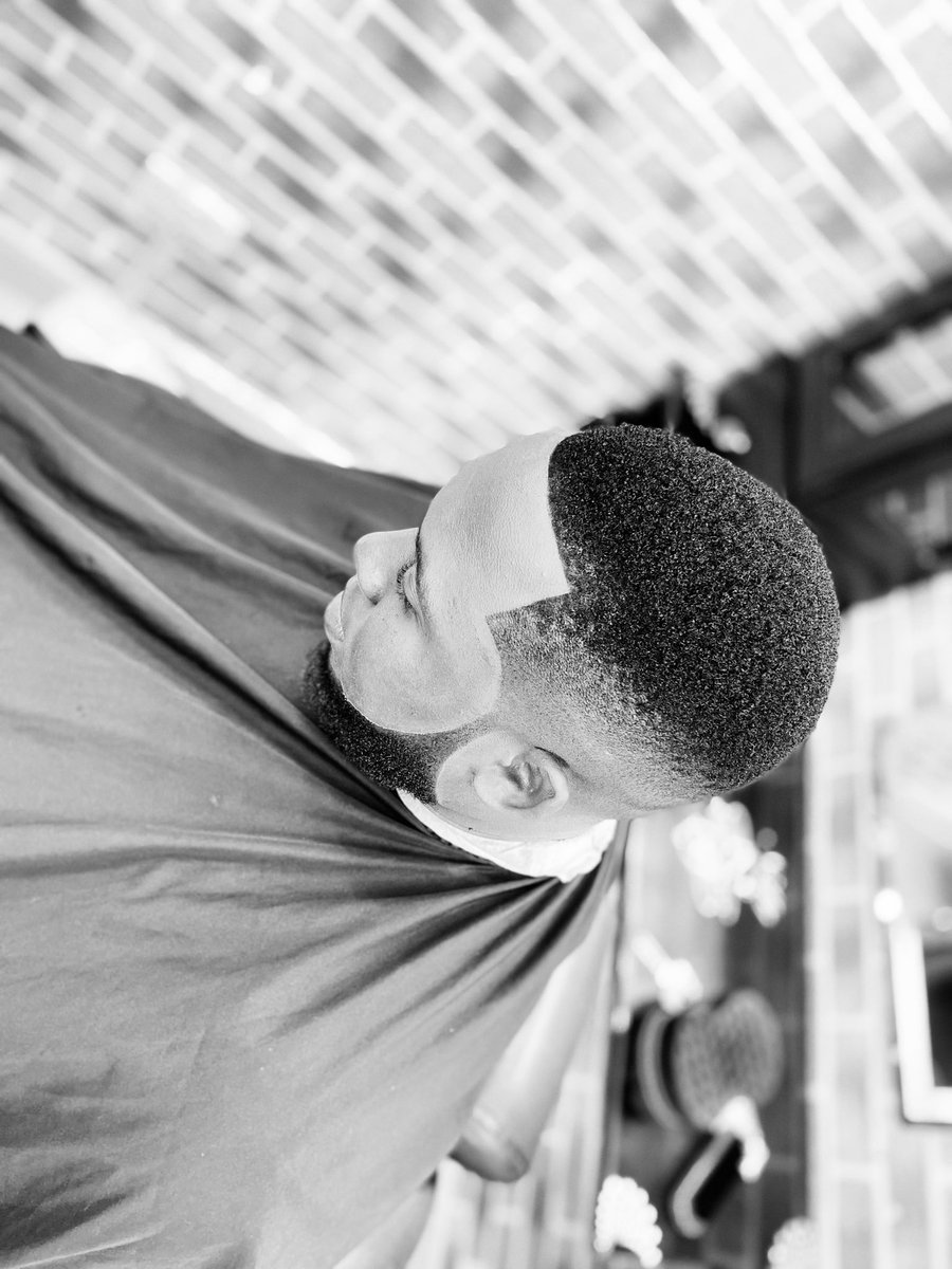 kaweesagerald2's tweet photo. Good service, good reception @tombarberug  on the scizzors💇🏾‍♂️ https://t.co/Fl0nwfLlJT