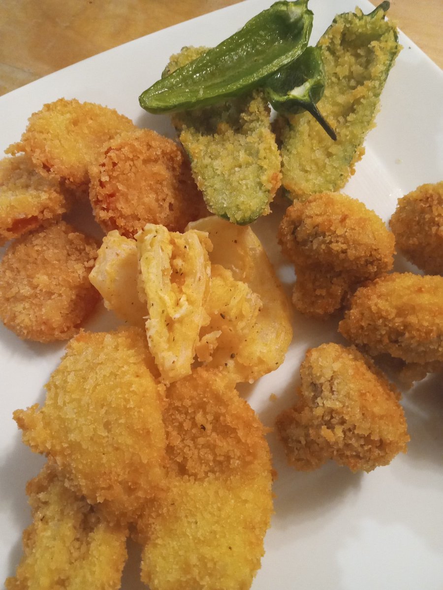 MissJawlz's tweet photo. Busted out the #CoolDaddy for some hors d'oeuvres...
I always forget how much I love fried mushrooms 🍄
It's pretty easy to throw together an appetizer plate for two with just a few ingredients.
🍄🍅🧅🌶️
#sundayvibes #JuliasKitchen https://t.co/Balp3VQAxo