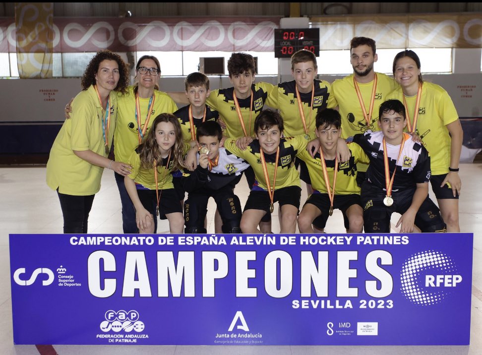 FCPatinatge's tweet photo. [🏑] L’hoquei patins català mostra el seu talent en els campionats estatals:
🔝@CHMataro (aleví) 🥇🔝@FCBhoquei (juvenil) 🥇CAMPIONS d’Espanya 2023 🏆 Enhorabona ! #esporcat https://t.co/gbQAH1WIOP