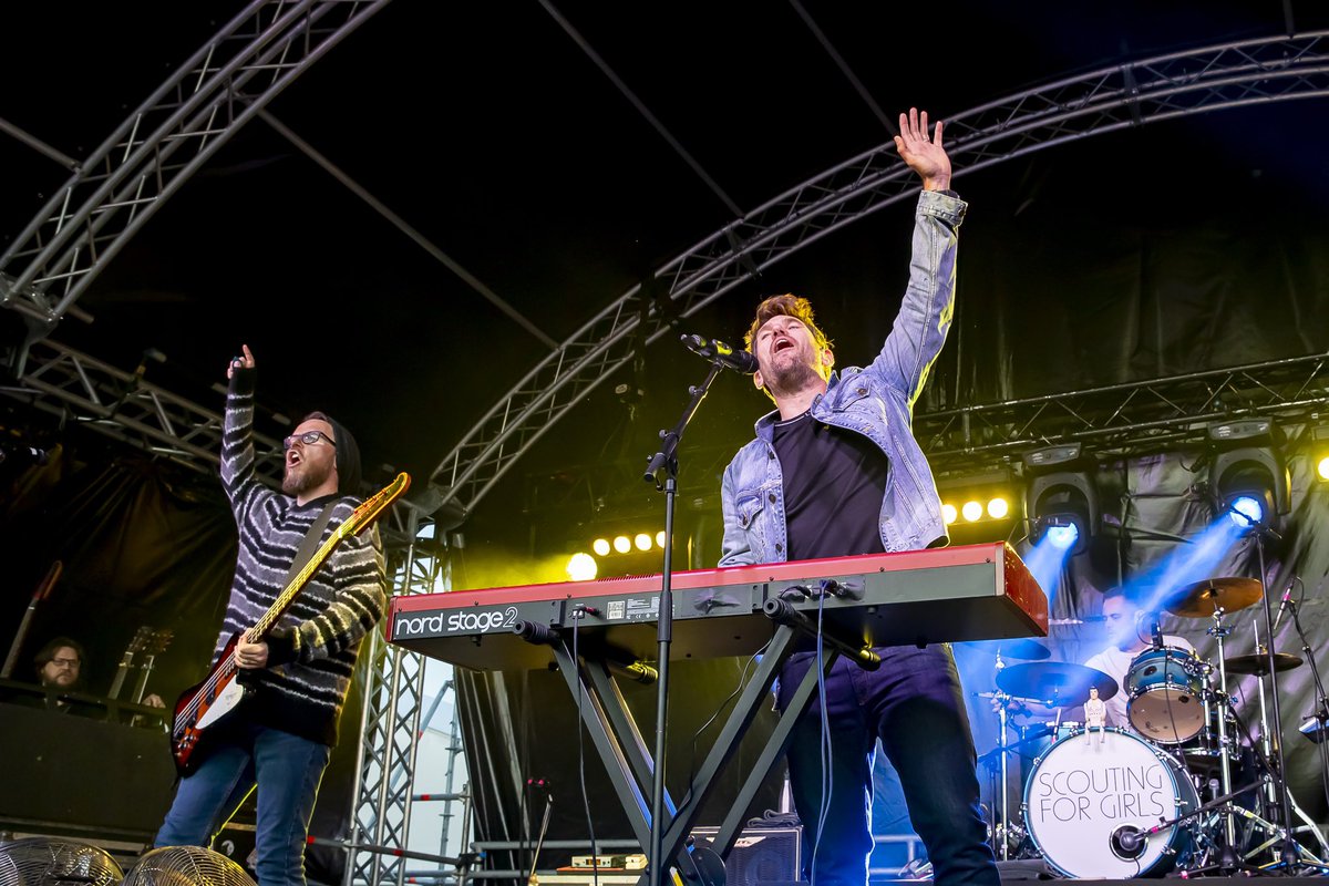 UttoxeterRaces's tweet photo. A beautiful sunny evening of racing followed by an epic performance from @Scouting4Girls! 🏇🏼☀️🎤

Huge thank you to everyone who joined us yesterday, we hope you all had a blast! 💥🤩 https://t.co/DyBDV2waAM
