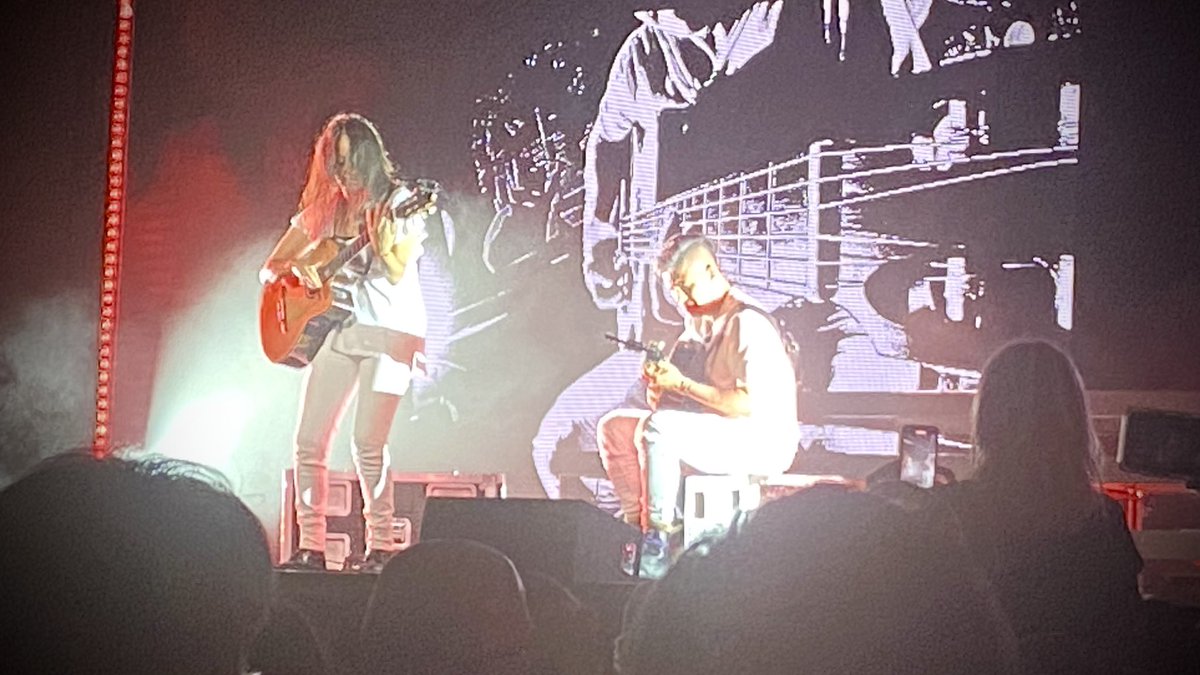 HectorMachado's tweet photo. 3 concerts 7 days - Pt 3 #RodrigoyGabriela
A more atmospheric and experimental Rodrigo y Gabriela with a well designed show. I’m constantly amazed at the sound experience these two can make! ¡Bravo! It was so engaging. I’m an even bigger fan now! Fun night with two #virtuosos 🤘🏼 https://t.co/Q88eMPi8KG