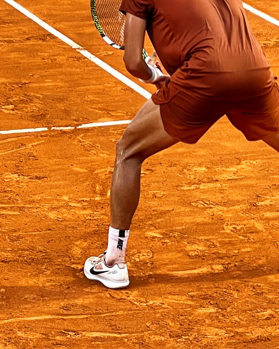 KtrRome's tweet photo. La potenza gestita con eleganza. Colpi forti e le planate leggere. La terra rossa che si solleva quanto basta a sottolineare il magico incontro con la palla. Il rumore, nel silenzio del pubblico. Quando il tennis diventa poesia… sei a Roma #lBI23 @dnepimolineris #proudofyou 💙 https://t.co/mPgU6SZCRc
