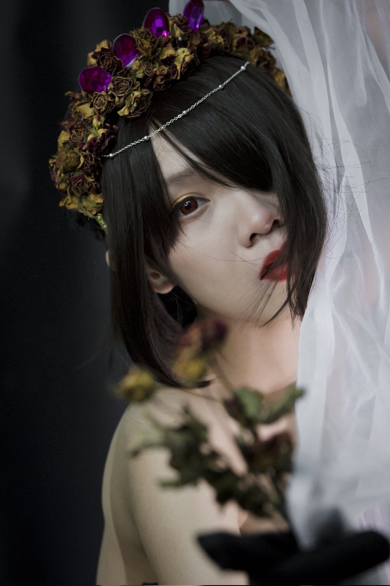 redhuynh0712's tweet photo. "Kiss while your lips are still red"
---
Gothic vibe🥀🥀🥀
Concept by me
---
#gothic #gothicphotography
#gothicrose #portrait #gothicconcept #redroses #whileyourlipsarestillred https://t.co/GLSegay5zn