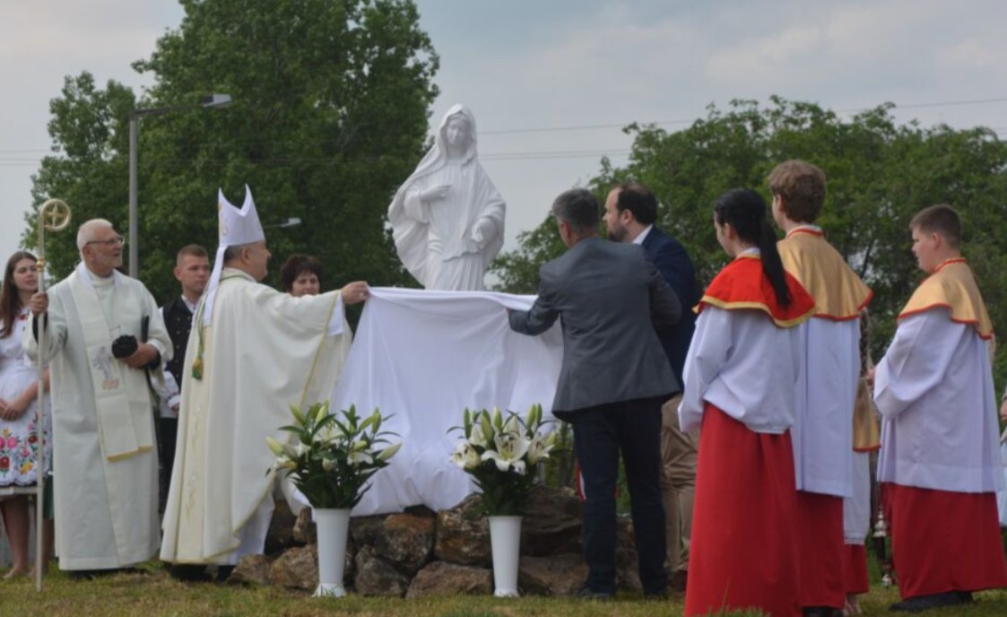 Kurucinfo2's tweet photo. Keresztényüldözés Magyarországon: két hétig sem állhatott sértetlenül a Szűz Mária-szobor Dunavecsén.
Brutálisan szétverték.
#Kuruc #Magyarország #Dunavecse #SzűzMária #kereszténység #szobor #antimagyarizmus
🌐 https://t.co/Q2mwN87BZD https://t.co/ApvLNGDDJ6