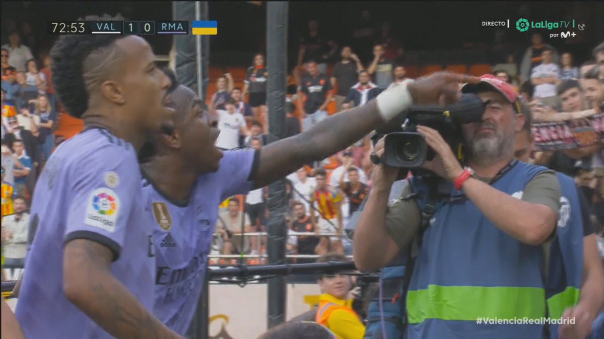 pac_ribes37's tweet photo. Un seguidor increpa a Vinicius, vale esta mal. Pero el dice a todo a Mestalla que a segunda. Juzguen ustedes. Valencia +3 puntos, nosotros a lo nuestro. #AmuntValencia https://t.co/pTiXhjLH2k