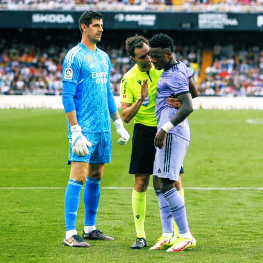 diretodomiolo's tweet photo. 🚨AGORA: Vinicius Júnior disse aos companheiros e ao juíz a seguinte frase enquanto sofria milhares de ataques racistas…

“Eu não quero mais jogar”

O @realmadrid como maior clube do mundo precisa tomar uma atitude, chega de ficar se omitindo! https://t.co/JX44oox6Hb