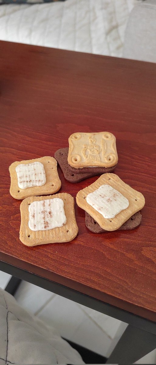 Jacquel88934253's tweet photo. En mis tiempos la cremita cubría más galleta😅
 @gamesa_mx https://t.co/R19Eys8lzy
