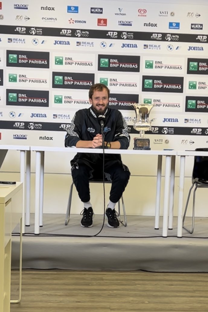 Giornalista: “Ora sei numero 2, è un vantaggio: non dovrai giocare contro il numero 1 prima della finale”

#Medvedev: “No, perché #Djokovic non è numero 1”

Sipario sugli #IBI23