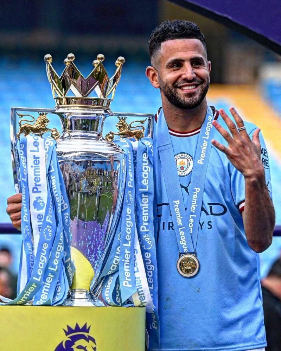 Footalgmedia's tweet photo. 🏆🖐️🇩🇿

#Mahrez avec son 5e trophée de Premier League. 
🎩 Légende https://t.co/NfFj3hTsJD