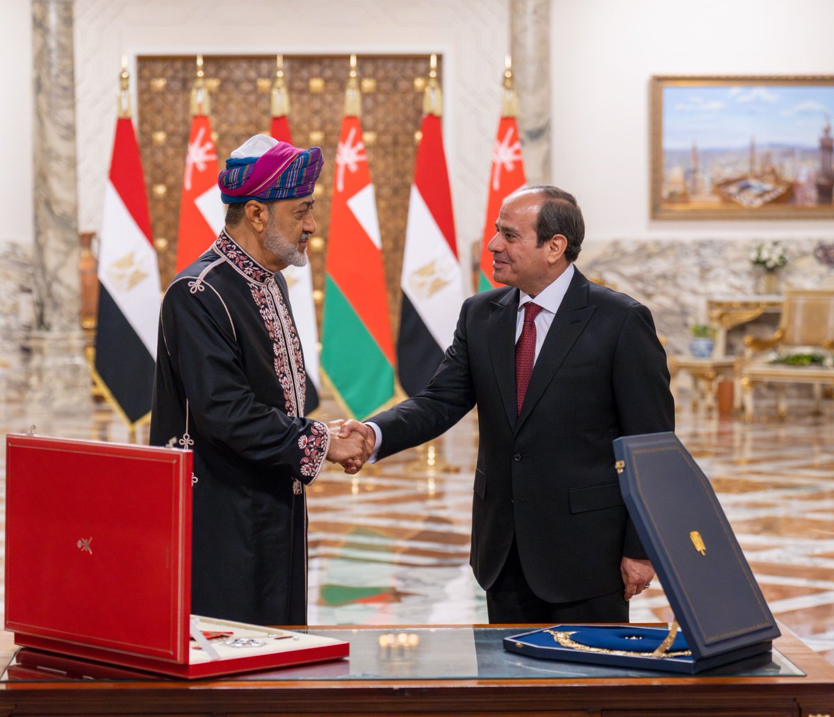 RoyalOmanFamily's tweet photo. جلالةُ السُّلطان #هيثم_بن_طارق المعظم وأخوهُ فخامةُ الرئيسِ المصريّ /حفظهُما اللهُ ورعاهُما/ يتبادلان بقصر الاتحادية بالقاهرة الأوسمةَ بمناسبة زيارة جلالتِه جمهورية #مصر العربيّة الشقيقة https://t.co/lapmPt1trP