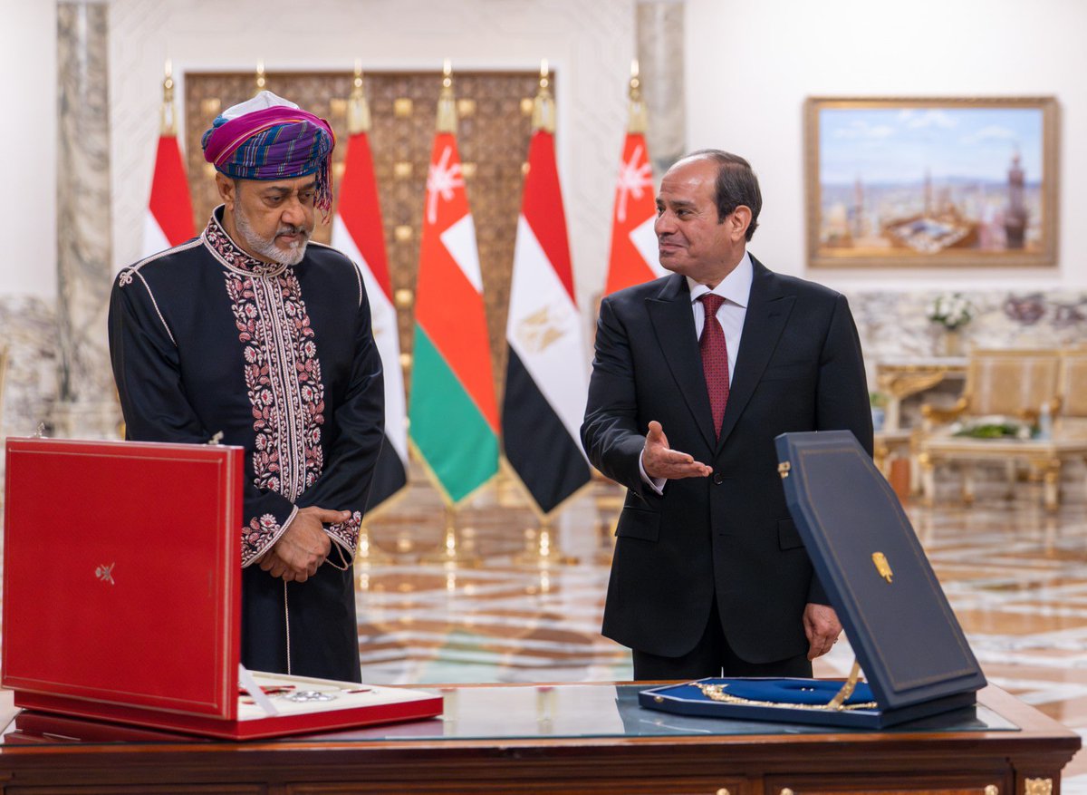 RoyalOmanFamily's tweet photo. جلالةُ السُّلطان #هيثم_بن_طارق المعظم وأخوهُ فخامةُ الرئيسِ المصريّ /حفظهُما اللهُ ورعاهُما/ يتبادلان بقصر الاتحادية بالقاهرة الأوسمةَ بمناسبة زيارة جلالتِه جمهورية #مصر العربيّة الشقيقة https://t.co/lapmPt1trP