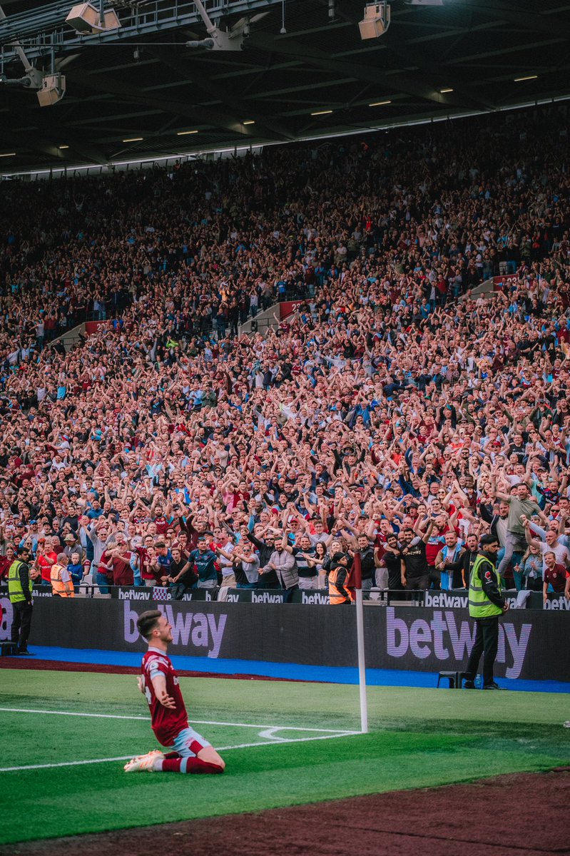 Photo says it all. Thank you so much for the love & support this season. We appreciate all of you❤️⚒️ @WestHam