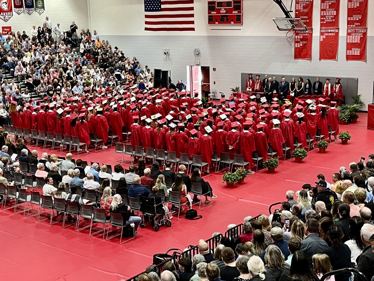 slps_lakers's tweet photo. I see you on their caps @HopeCollege @UT_Admissions @uoregon @UMich @msu_admissions @uiowa @GVSU @MuskegonCC Who else?

Congratulations, #Classof2023! https://t.co/BxKCwoMYMT
